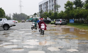Dân thành phố khốn khổ vì đường nát bét, hàng trăm 'ổ trâu' bẫy phương tiện sau mưa