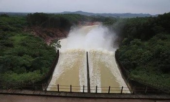 Hồ Kẻ Gỗ bắt đầu xả tràn đón lũ từ sáng nay