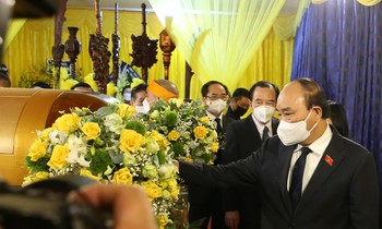 Chủ tịch nước Nguyễn Xuân Phúc viếng Đức Pháp chủ. Ảnh: Kiên Phạm