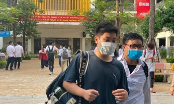 Bộ trưởng Bộ GD&ĐT chỉ đạo khẩn các trường học về COVID-19.