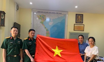 Đại diện Ban thanh niên Quân đội trao tặng lá cờ cho học sinh Trường THCS Nguyễn Công Trứ (Hà Nội).