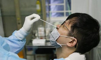 Học sinh được lấy mẫu xét nghiệm COVID-19.