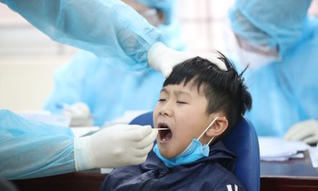 Lấy mẫu xét nghiệm học sinh Trường tiểu học Xuân Phương (Hà Nội).