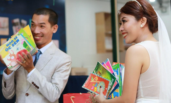 The bride and groom in Ho Chi Minh City only receive wedding gifts, which are books
