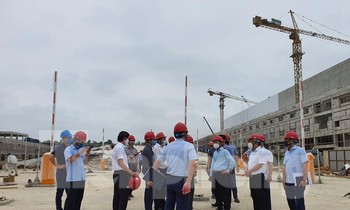 Phó Chủ tịch UBND thành phố Hà Nội Nguyễn Trọng Đông và các sở, ngành đi kiểm tra nhà máy đốt rác Sóc Sơn sáng ngày 13/5.