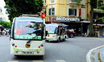 Đoàn xe điện đưa du khách dạo quanh phố cổ. Ảnh Hồ Hạ
