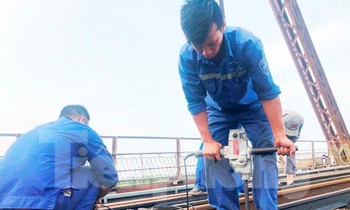 Bong ốc vít, xô lệch tà vẹt đường sắt chạy qua cầu Long Biên, Thăng Long