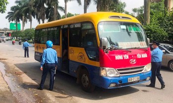 Thanh tra giao thông kiểm tra xe khách tại cửa ngõ sáng 15.5. Ảnh: AT