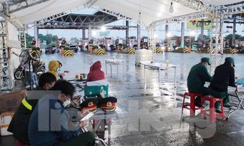 Lực lượng liên ngành Hà Nội ngồi dưới mưa ‘canh’ chốt cửa ngõ