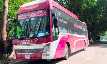 Nhà xe Vân Tuyến dừng đỗ, chờ khách tại chung cư Pháp Vân - Tứ Hiệp (Hoàng Mai) những ngày qua. Ảnh: Anh Trọng