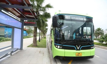 Xe buýt điện hoạt động thử nghiệm trên đường Hà Nội.