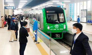 Hơn 3.200 khách đi tàu Cát Linh - Hà Đông bằng vé tháng. Ảnh: T.Đảng