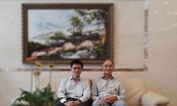 Tiến sĩ, bác sĩ Lương Cần Liêm và tác giả.