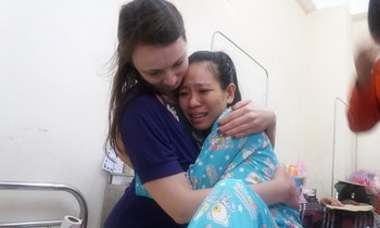 Chị Nga và bác sĩ Fiona ôm chặt lấy nhau khi gặp lại