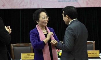 Nguyên Phó Chủ tịch nước Nguyễn Thị Doan trao đổi với các đại biểu