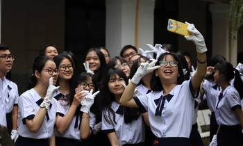 Học sinh TPHCM đi học lại ngồi cách nhau 2m, nếu không phải có vách ngăn