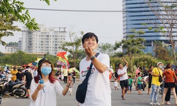 Saigon young people fly kites,