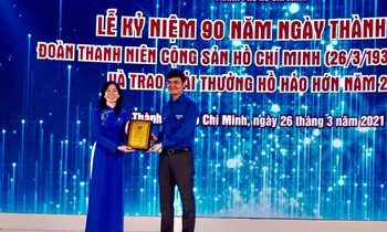 Mr. Bui Quang Huy, Permanent Secretary of the Central Youth Union awarded the certificate of typical youth project for