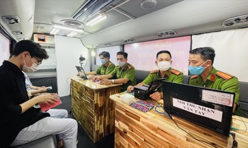 Kể từ ngày 29/3, Công an TPHCM tạm ngừng tiếp nhận hồ sơ cấp căn cước công dân (CCCD) có gắn chíp điện tử tại trụ sở để tăng cường nguồn lực cho Công an TP.Thủ Đức và các quận huyện. Ảnh Văn Minh