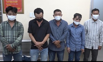 Lật mặt nhóm 'kịch sĩ' dàn cảnh va xe để trộm cắp