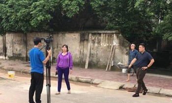 Bị can Lê Thị An (áo tím), là chủ đàn chó cắn bé trai 7 tuổi tử vong hôm 3/4