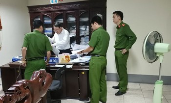 Công an tỉnh Ninh Bình tiến hành khám xét nơi làm việc của bị can Đặng Văn Quang (áo trắng)