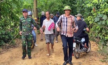 Ông Dục (thứ 2 từ trái) bị bắt sau 6 ngày bỏ trốn