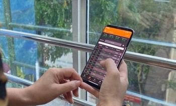 Cổ phiếu phân hoá trong mùa báo cáo quý, VN-Index 'dừng bước' trước vùng đỉnh cũ