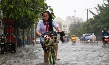 Khánh Hoà cho học sinh nghỉ học, sơ tán dân vùng sạt lở để tránh bão
