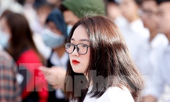 Nữ sinh trường ĐH Sư phạm Hà Nội trong lễ khai giảng năm học mới 2020 - 2021. Như Ý