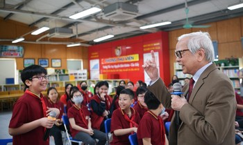 Nhà giáo Nguyễn Văn Hòa đang giao lưu với học sinh