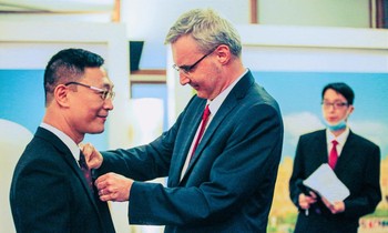 TS. Trần Văn Công nhận Huân chương Hhiepej sĩ Nghệ thuật và Văn học do Đại sứ quán Pháp tại Việt Nam trao tặng. Ảnh: Hanu