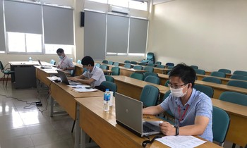 Các hội đồng tuyển sinh đang phỏng vấn trực tuyến thí sinh. ẢnhBK