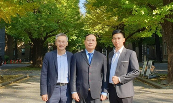 GS.TSKH Nguyễn Đình Đức (người đứng giữa) tiếp tục đứng đầu trong các nhà khoa học đang sinh sống và làm việc tại Việt Nam