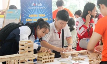 Học sinh tham gia trải nghiệm tại Ngày hội Toán học