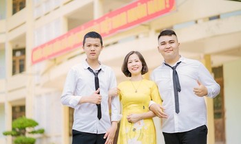 Lê Việt Hoàng (bên trái) cùng cô giáo chủ nhiệm. Ảnh: Dân trí
