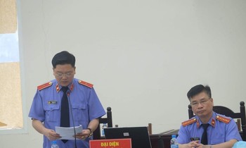 Đại diện viện kiểm sát thực hành quyền công tố tại tòa.