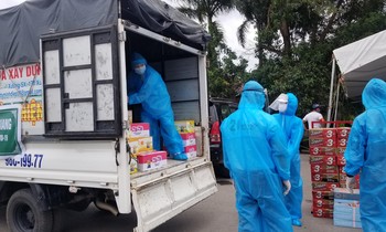 Hàng hóa ủng hộ được chuyển vào xã Tăng Tiến (Việt Yên, Bắc Giang).