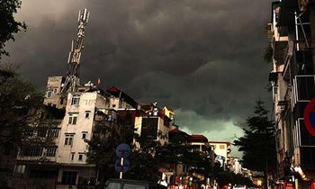 Những cơn dông nhiệt buổi chiều trở thành nỗi ám ảnh của nhiều người dân thủ đô. Ảnh minh họa.