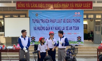 HEAD Huỳnh Thành hướng dẫn các em nhỏ đội mũ bảo hiểm an toàn (Ảnh chụp thời điểm ở đây chưa có dịch COVID-19) 