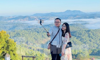 Young people eagerly explore the paradise of cloud hunting in Da Lat