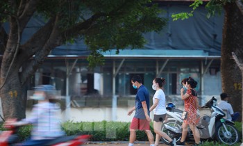 Hà Nội đóng cửa công viên, người dân đổ ra đường tập thể dục