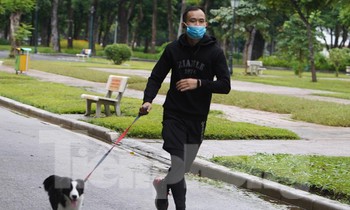 Công viên mở cửa, người dân Hà Nội đội mưa đi tập thể dục