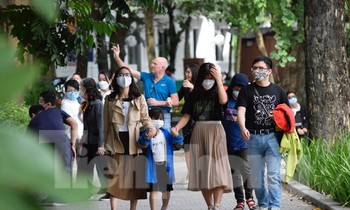 Hồ Gươm nhộn nhịp, khu thương mại kín khách vào cuối tuần