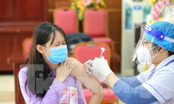 Sáng nay, học sinh lớp 9 tại Hà Nội được tiêm phòng vắc xin COVID-19