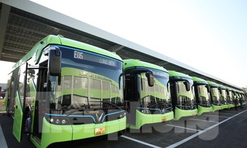 Xe buýt điện đầu tiên của Việt Nam chính thức lăn bánh tại Hà Nội