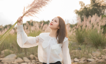 Rũ bỏ vẻ ngoài 'không nội y', 'mỹ nữ làng Hài' hóa 'nàng thơ' giữa thiên đường cỏ lau