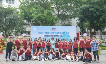 Thầy cô trường Đại học Ngoại thương “phá tan băng” cùng tân sinh viên