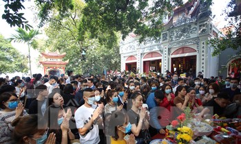 Người dân Thủ đô chen chân đi lễ Phủ Tây Hồ ngày đầu tháng 11 âm lịch