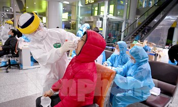 Trắng đêm xét nghiệm COVID-19 khẩn cấp cho 10.000 nhân viên sân bay Nội Bài